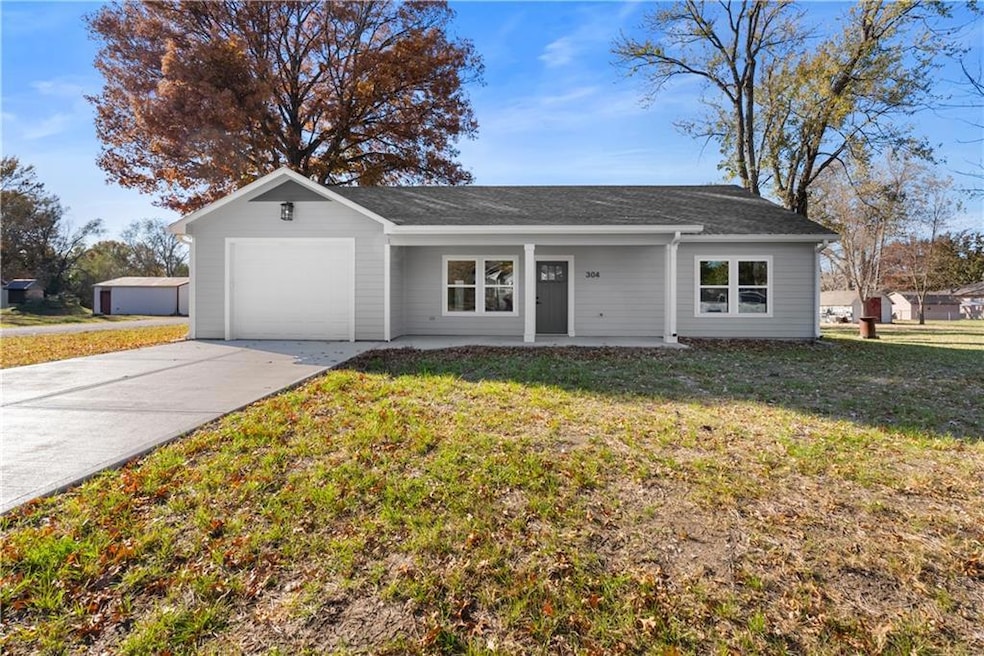 304 N Mulberry St, Adrian, MO 64720 - photo 1