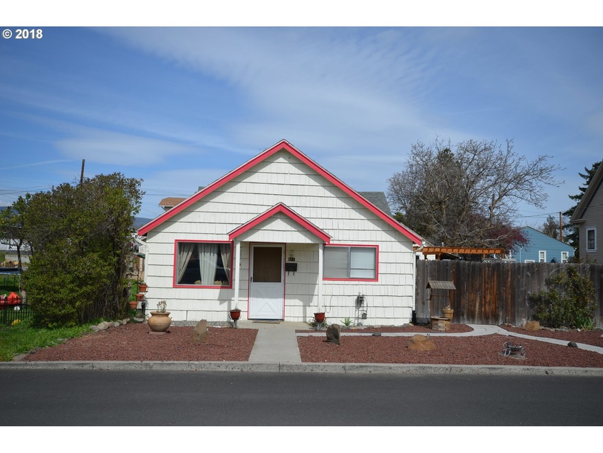 611 W 8th St, the Dalles, OR 97058 - photo 1