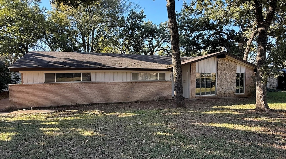 7116 Monterrey Dr, Fort Worth, TX 76112 - photo 1