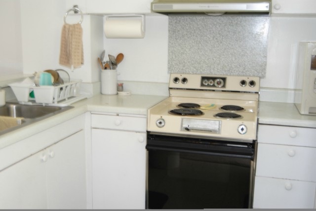 Nice, clean, bright kitchen with newer appliances
