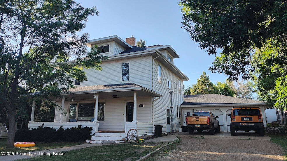 604 2nd Ave N, Hettinger, ND 58639 - photo 1
