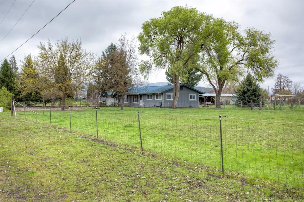 675 Maverick St, Central Point, OR 97502 - photo 1