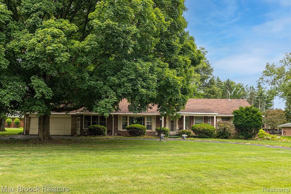 1211 Lenox Rd, Bloomfield Hills, MI 48304 - photo 1