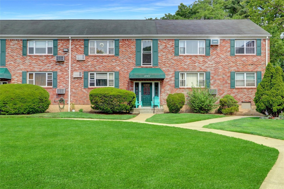 1061 Fenwood Dr unit 3, Valley Stream, NY 11580 - photo 1