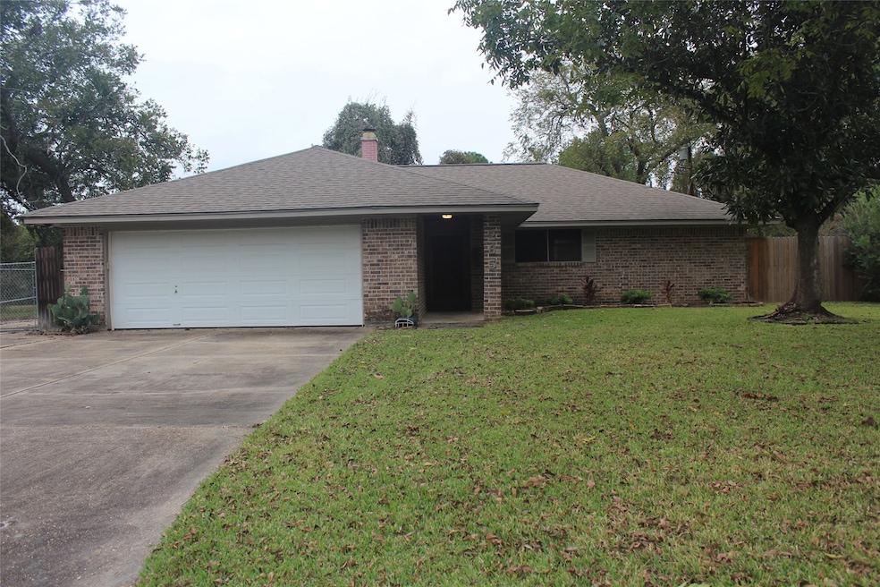 265 Wayne Dr, Clute, TX 77531 - photo 1