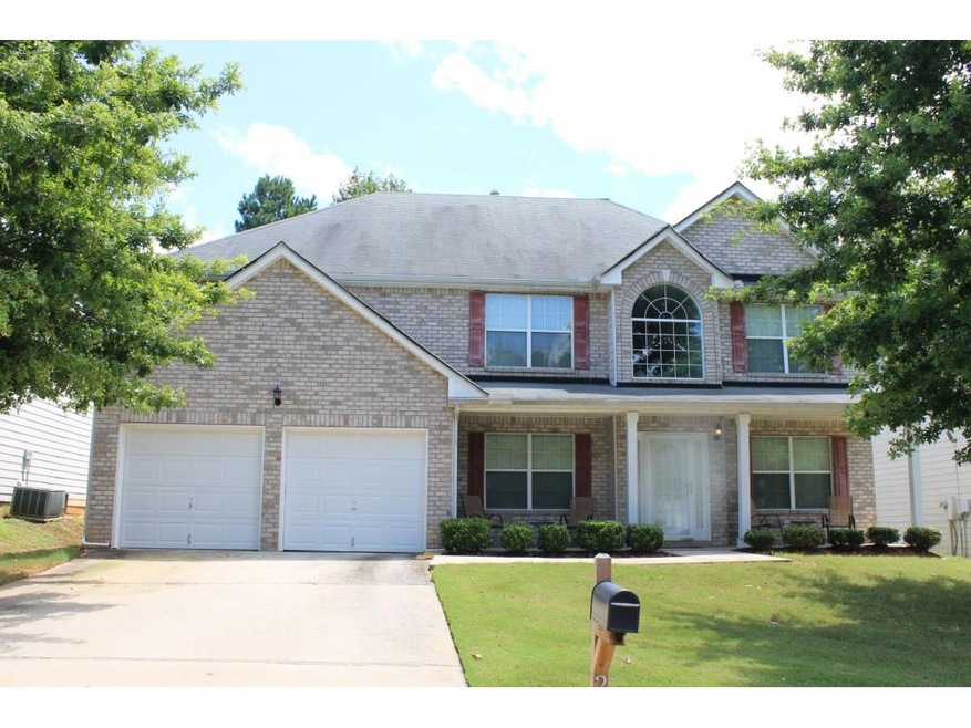 SPACIOUS FLOORPLAN FEATURES ROCKING CHAIR FRONT PO