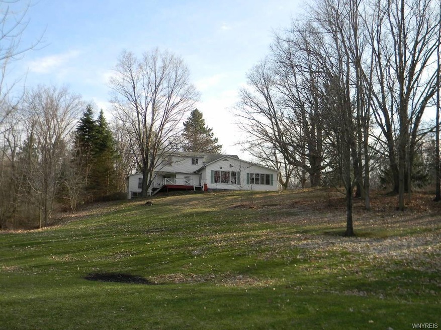 Beautiful yard to enjoy!