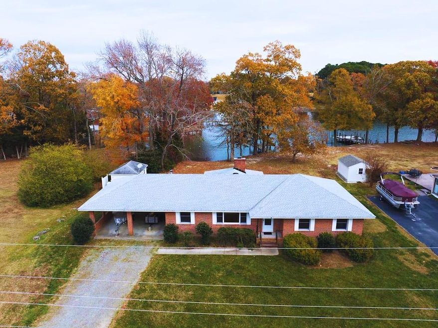 373 E Fairway Dr, Kilmarnock, VA 22482 - photo 1