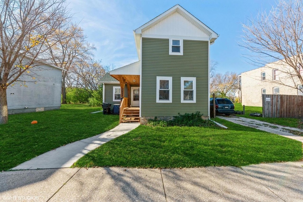 01_1232SummitAve_2001_MRED_2000x1333