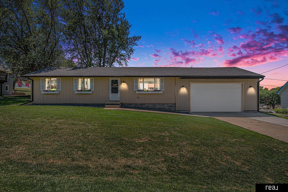 549 Washington St, Carson, IA 51525 - photo 1