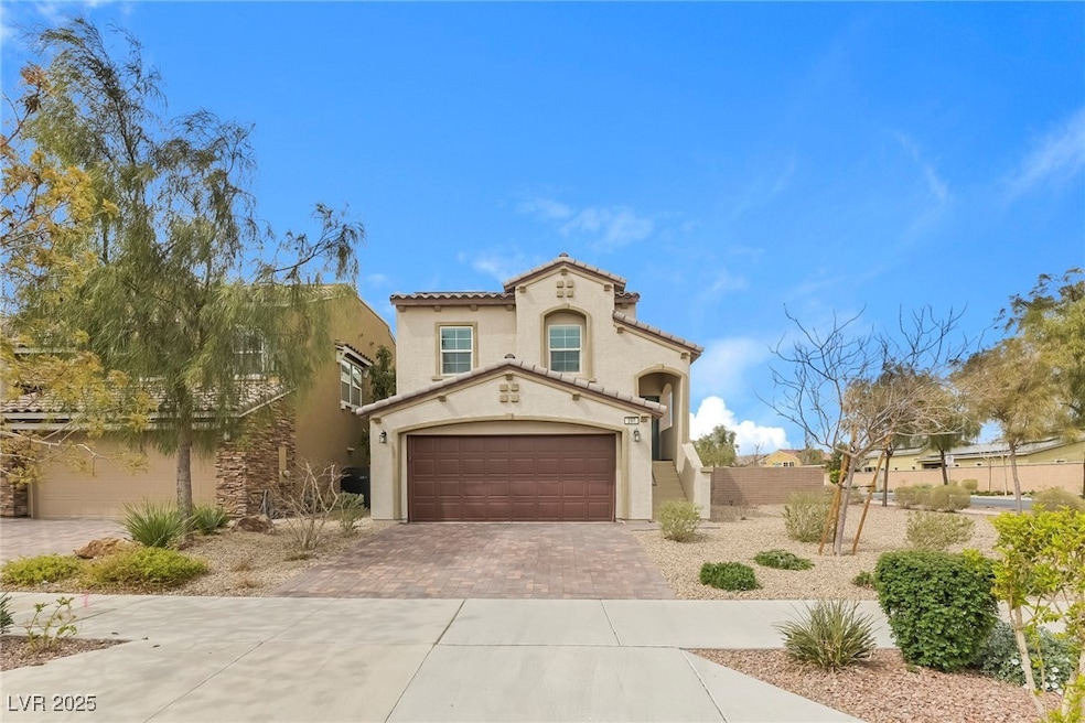 Mediterranean / spanish house with decorative driv