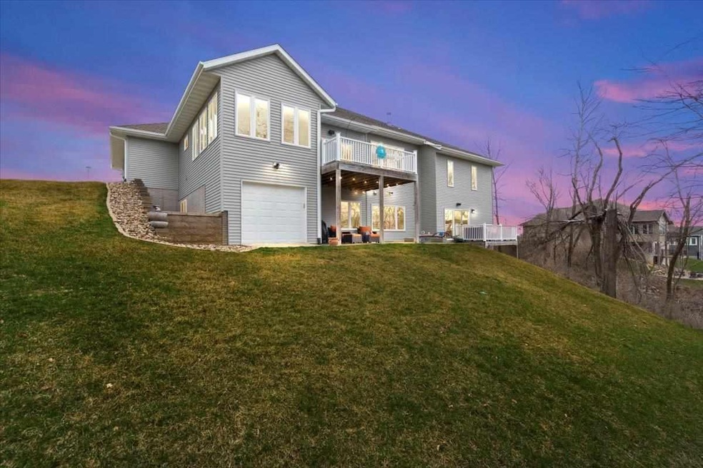 5619 River Pkwy NE, Cedar Rapids, IA 52411 - photo 1