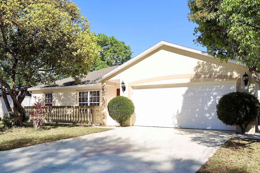 Tidy home w/great curb appeal!