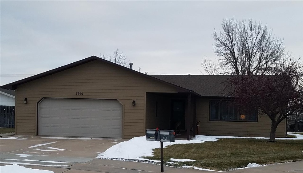 3901 W Redwood Dr, North Platte, NE 69101 - photo 1
