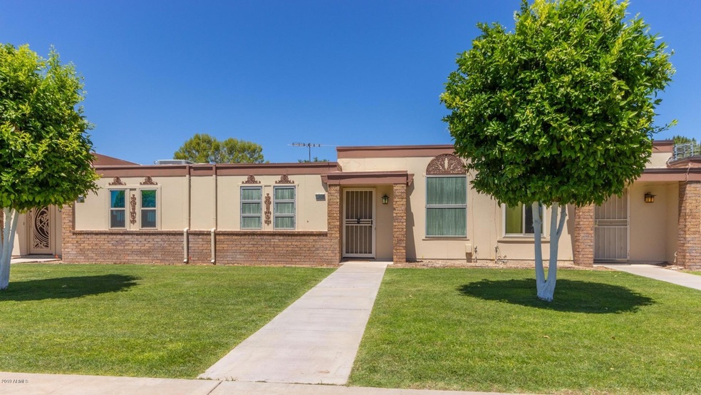 Apartment/Flat Street Entry