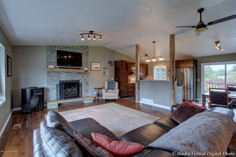 Living Room/W Vaulted Ceiling