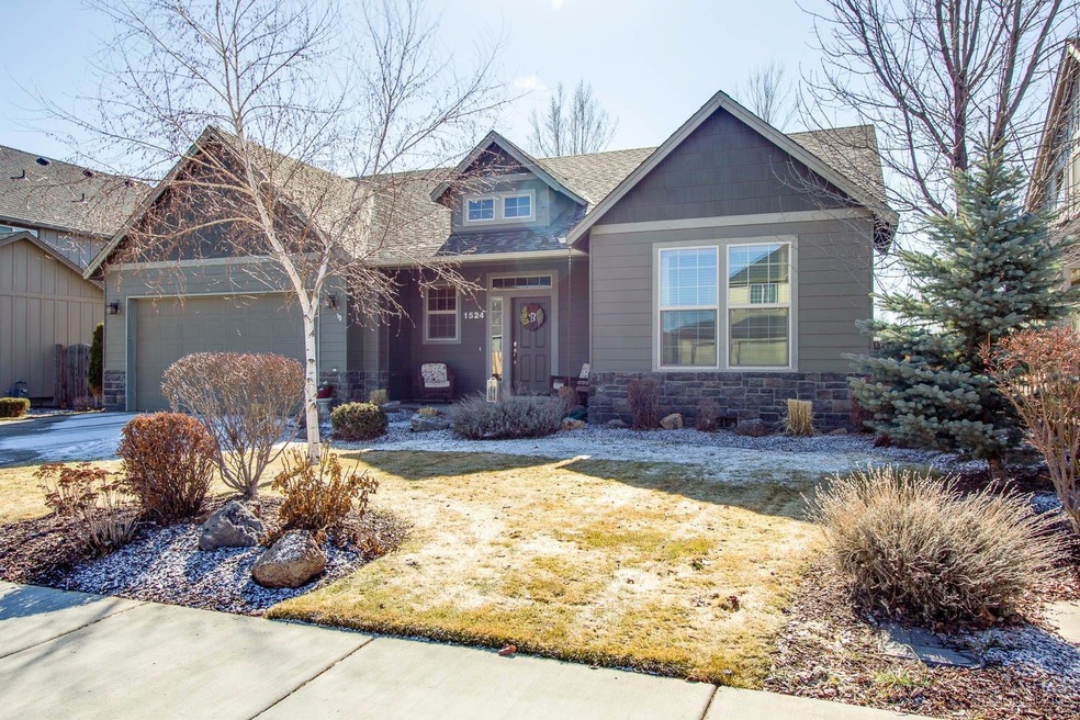 1524 NW Teakwood Ln, Redmond, OR 97756 - photo 1