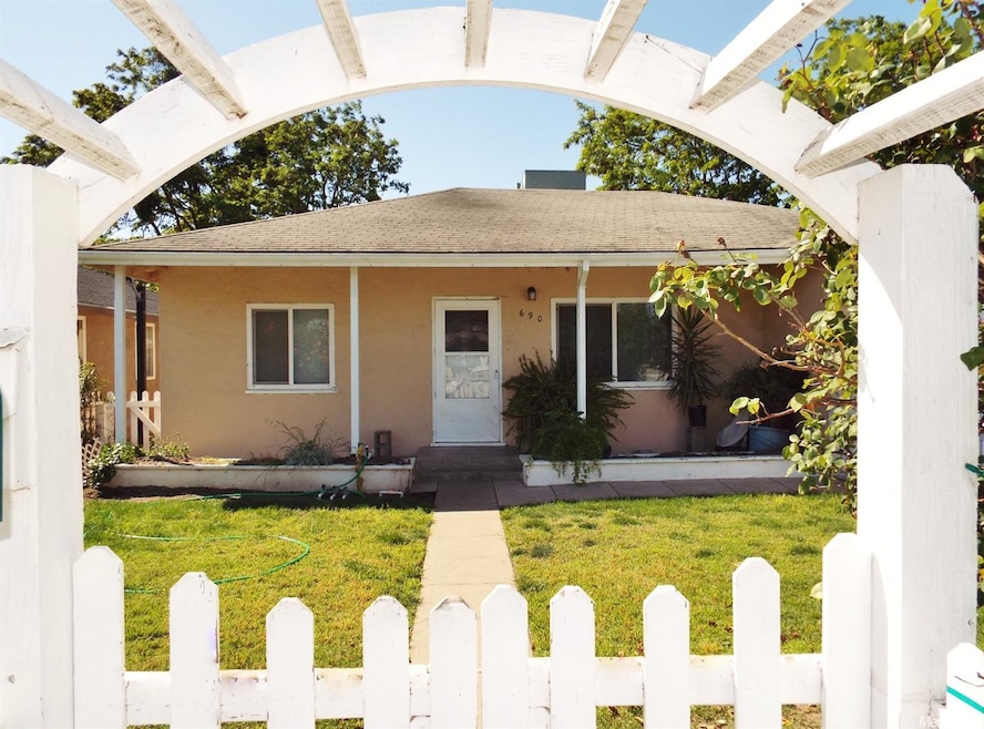 690 W Olive Ave, Turlock, CA 95380 - photo 1