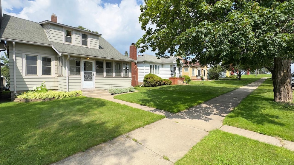 817 Harrison St, Eveleth, MN 55734 - photo 1