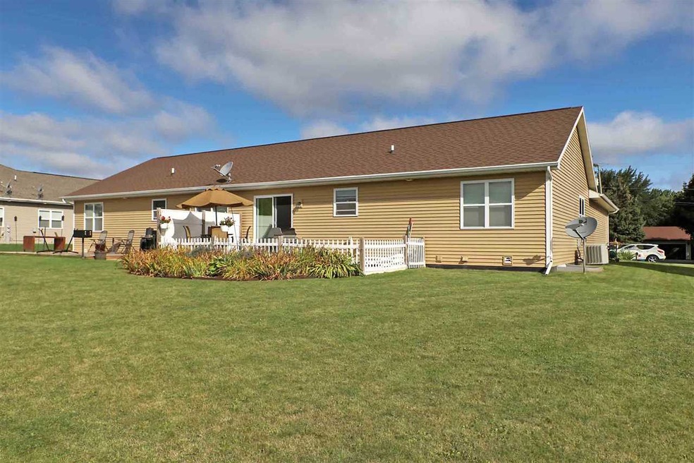 709 Creekview Ln, Appleton, WI 54915 - photo 1