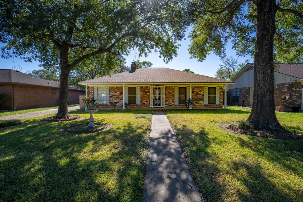 7043 Woodfern Dr, Houston, TX 77040 - photo 1