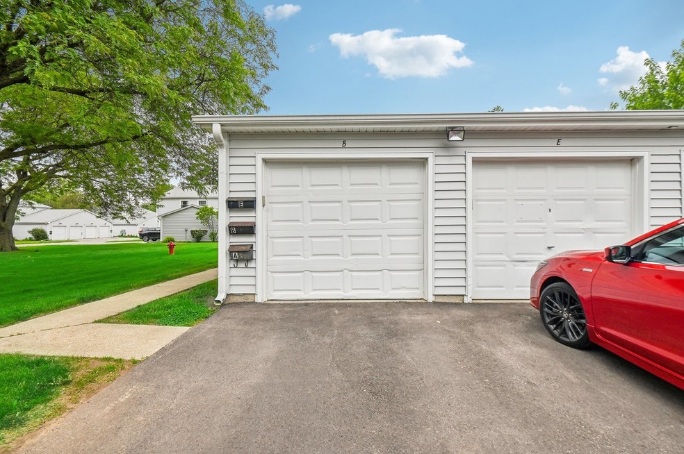 1362 S Glen Cir unit B, Aurora, IL 60506 - photo 1