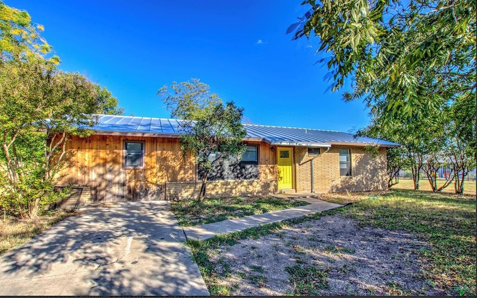 711 C St, Kerrville, TX 78028 - photo 1