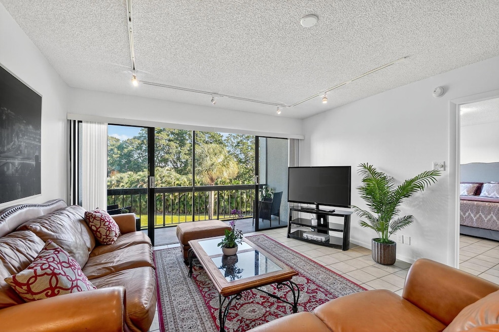 2500 Presidential Way unit 302, West Palm Beach, FL 33401 - photo 1