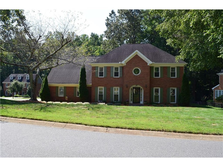 Beautiful 3-sided brick home in Hedgerow with cove