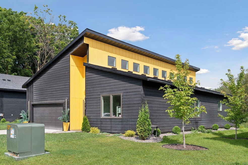 1013 Gardner St E, Wayzata, MN 55391 - photo 1