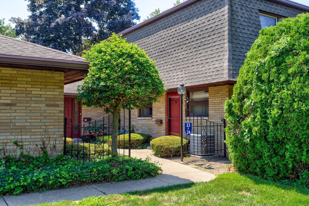 2727 S Lakeshore Dr unit F-24, St. Joseph, MI 49085 - photo 1