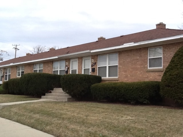 1112 Porter St, Waukegan, IL 60085 - photo 1