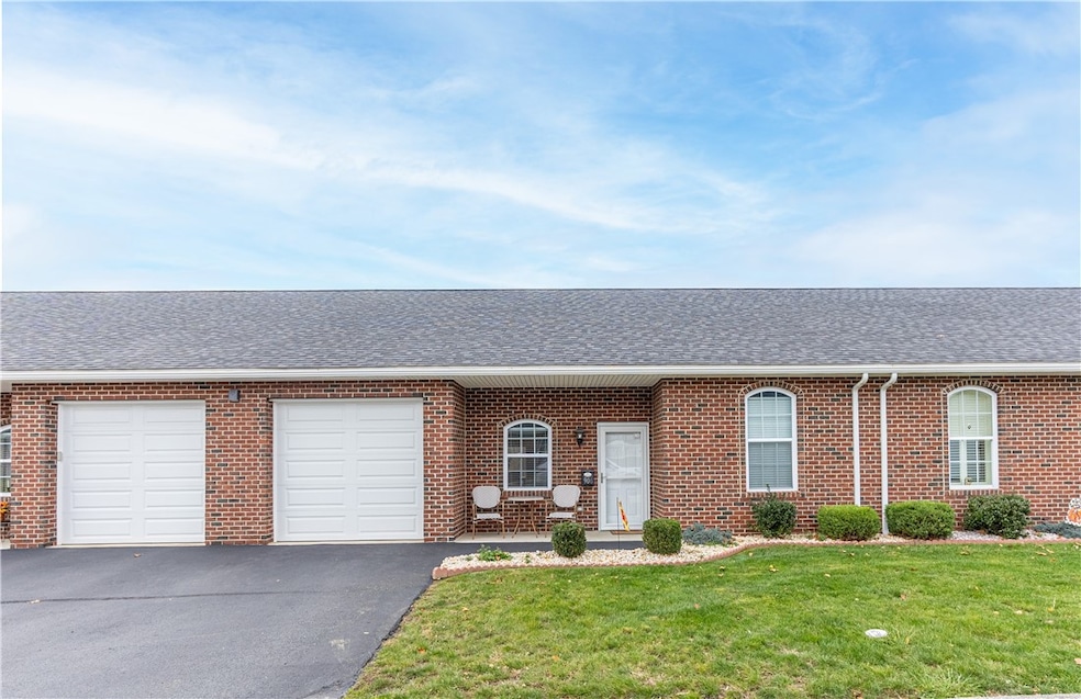 906 Valentina Ln unit 65, Lower Burrell, PA 15068 - photo 1