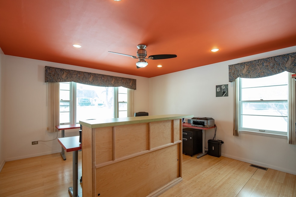 520 W Grove Ave, Waukegan, IL 60085 - photo 1