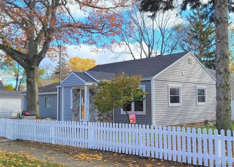 1418 Ballentine St, Port Huron, MI 48060 - photo 1