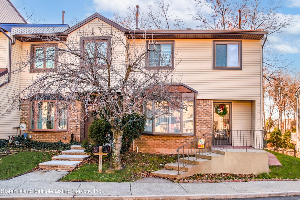 100 Arrowood Ct, Staten Island, NY 10309 - photo 1