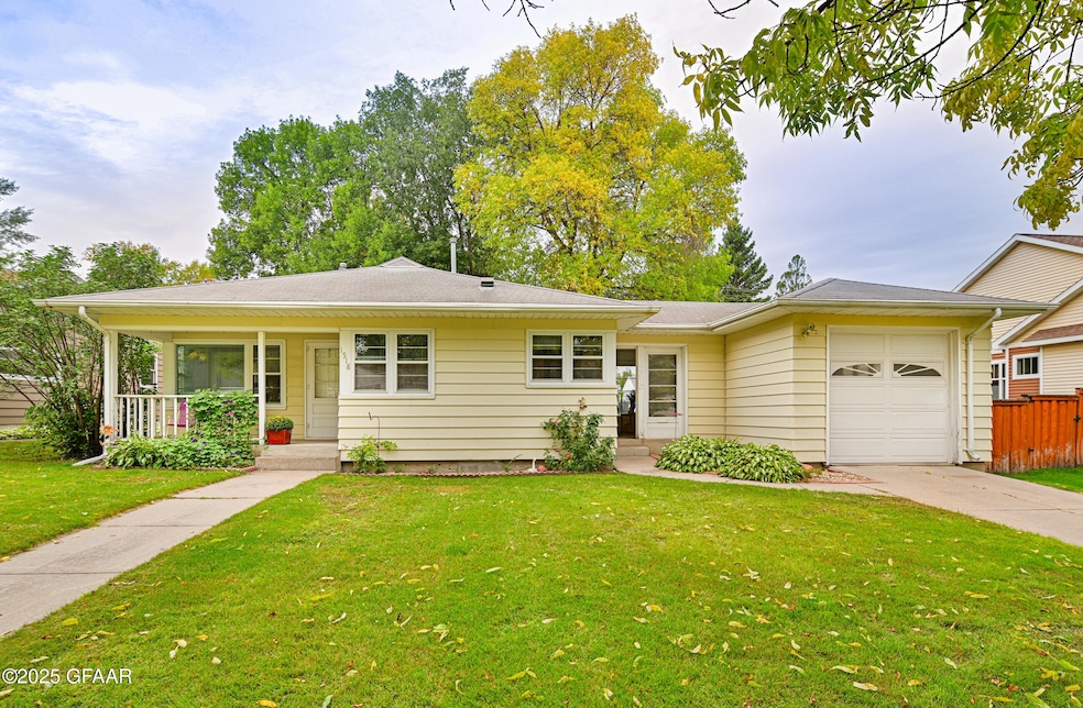 1518 Walnut St, Grand Forks, ND 58201 - photo 1