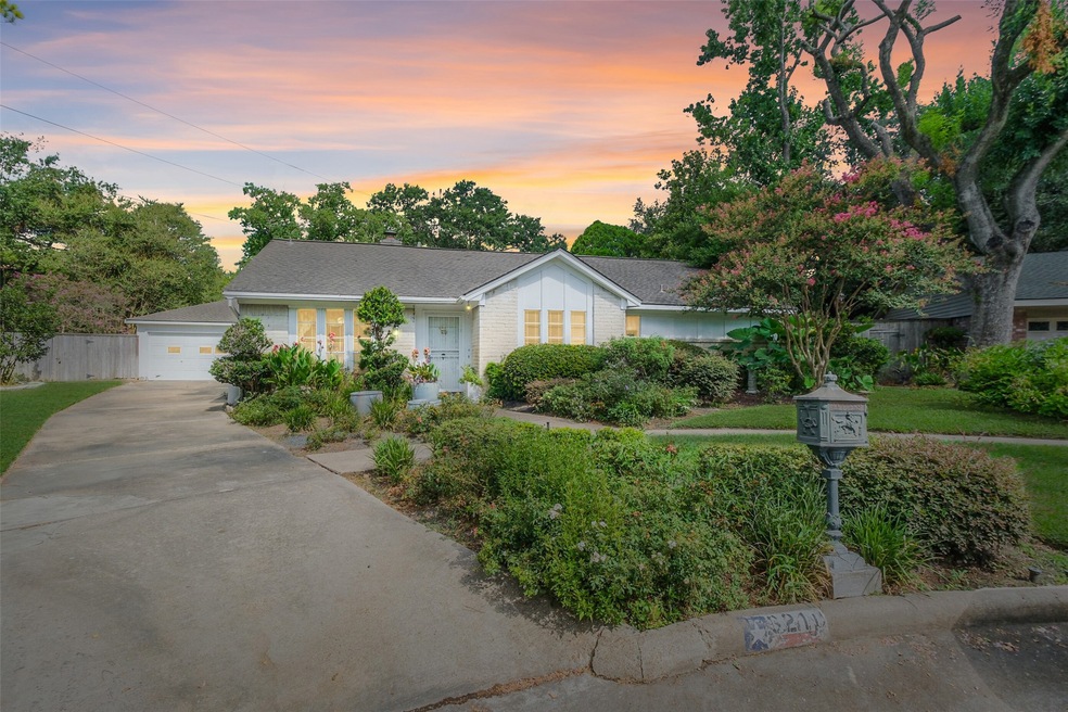 6210 Wagonwheel Cir, Houston, TX 77088 - photo 1