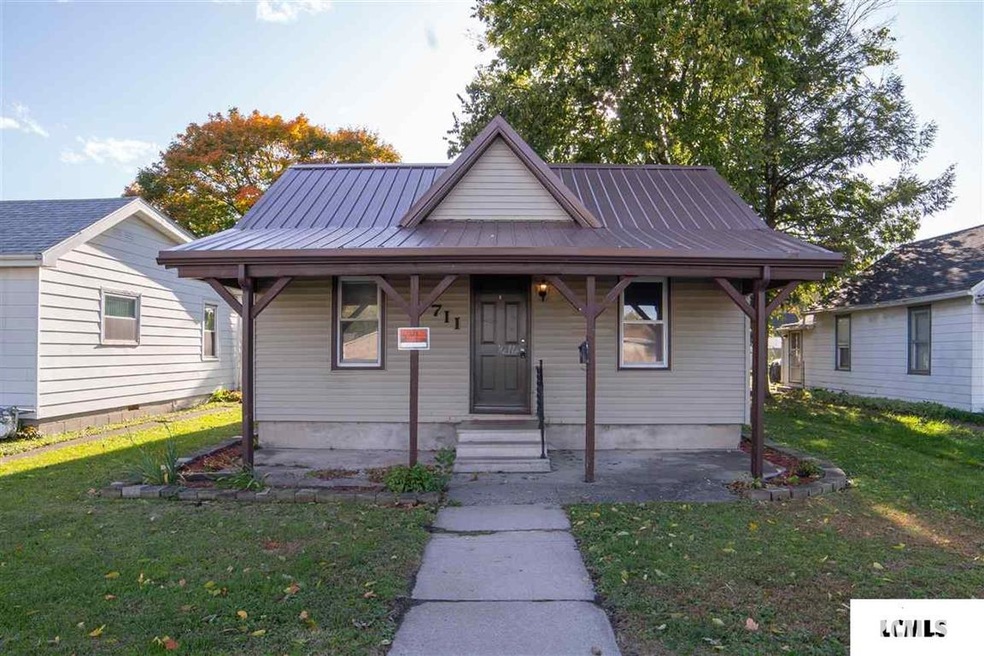 711 Clinton St, Lincoln, IL 62656 - photo 1