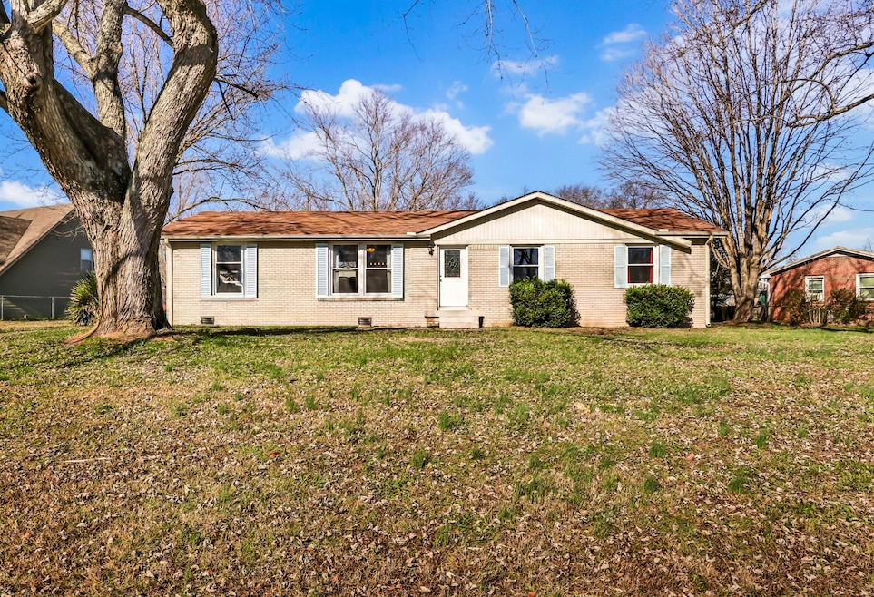 2206 Green Acres Dr, Clarksville, TN 37042 - photo 1