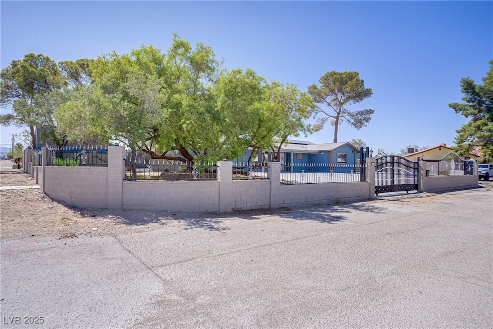 View of front facade with a fenced front yard, a g