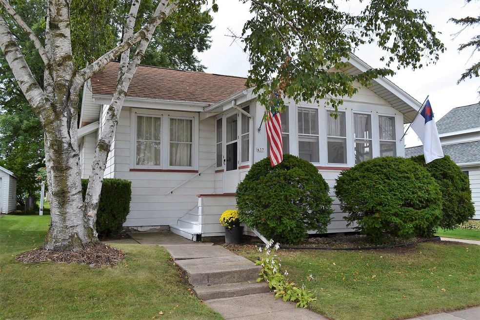 437 W 9th Ave, Oshkosh, WI 54902 - photo 1