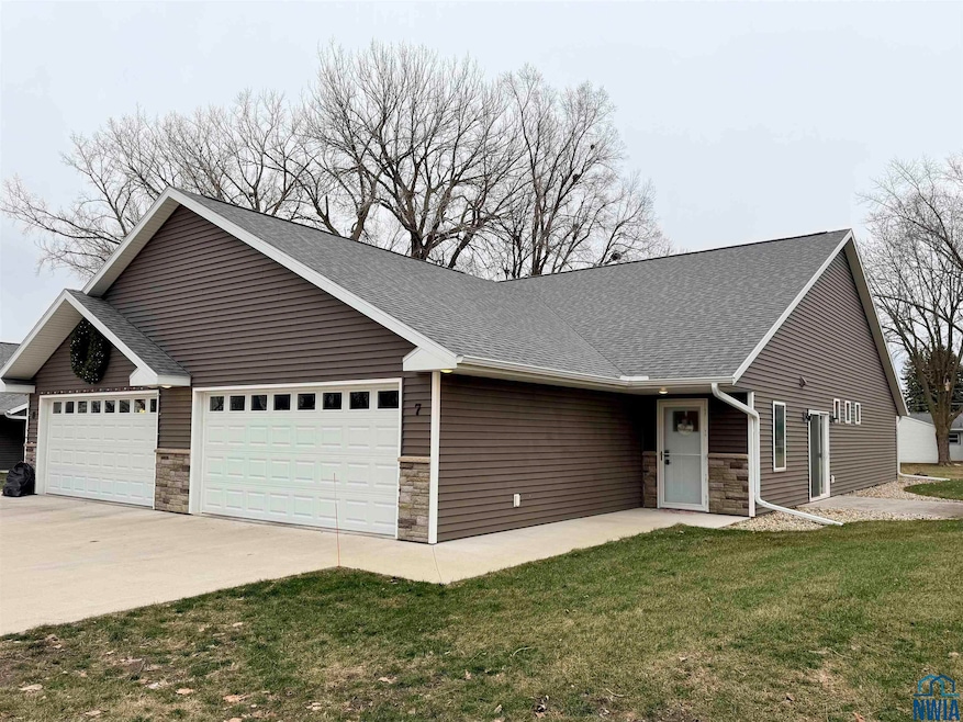 94 N Emerald Dr unit 7, Storm Lake, IA 50588 - photo 1