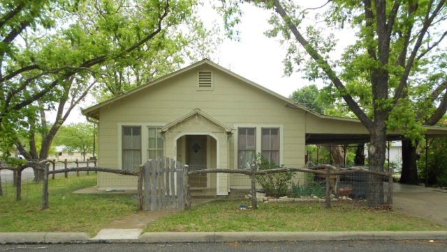 609 N Edison St, Fredericksburg, TX 78624 - photo 1