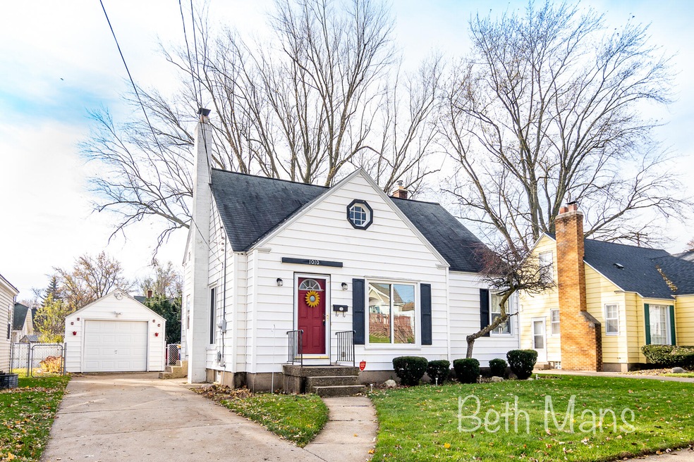 1010 Hollywood St NE, Grand Rapids, MI 49505 - photo 1