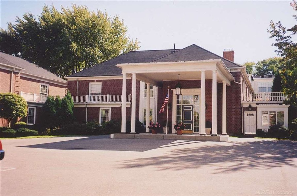 17111 E Jefferson #11, Grosse Pointe, MI 48230 - photo 1