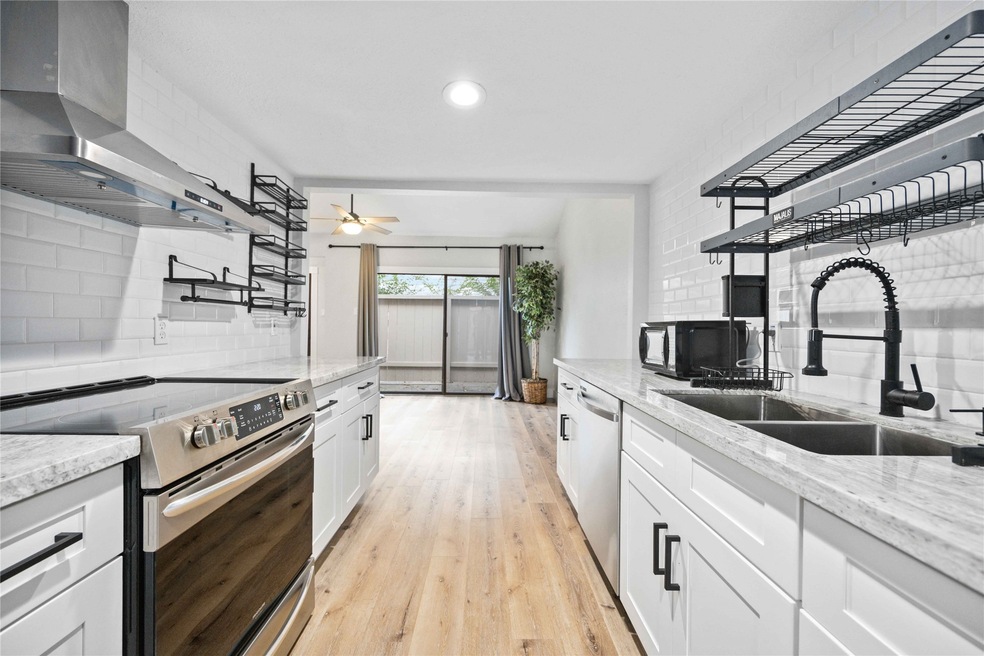 1063 Country Place Dr unit 1063, Houston, TX 77079 - photo 1