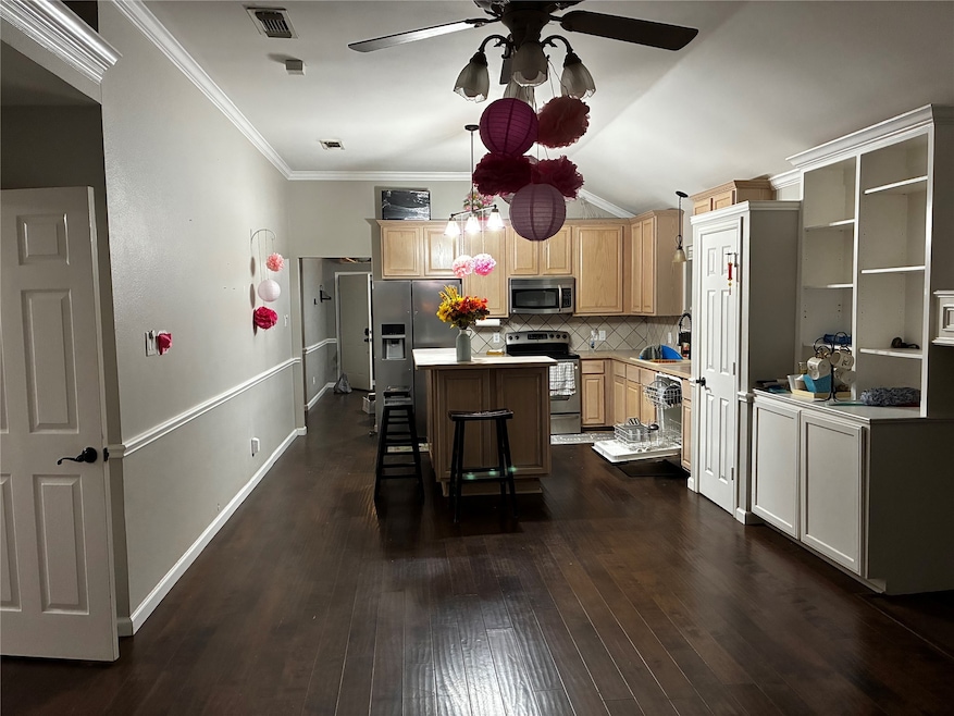 520 Kelley Ct, Fort Worth, TX 76120 - photo 1