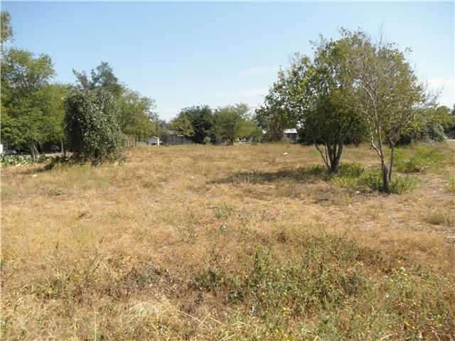 Land/Lot : Large Lot 10 mins from Downtown (w/ dow