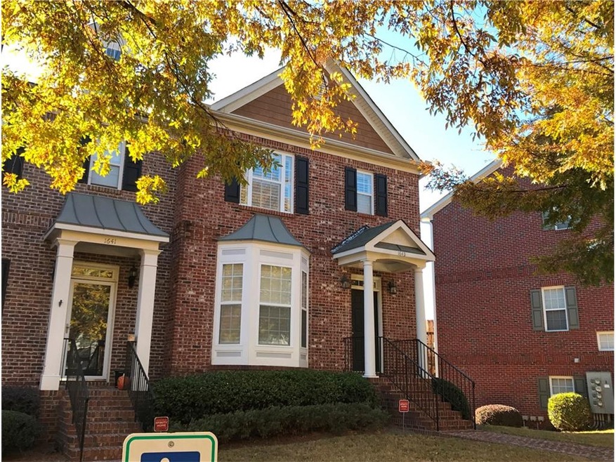 Pristine end unit in quiet gated community near Ke